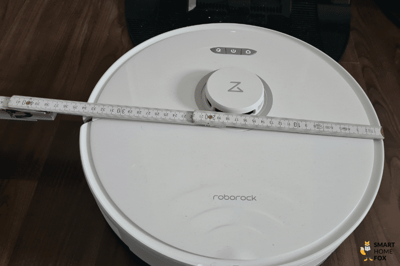 Der Roborock S8 wird mit einem Lineal ausgemessen.